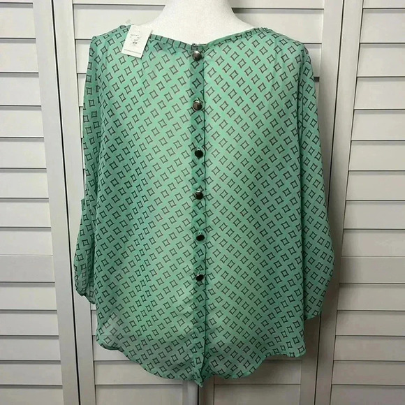 Karlie Scoop Neck Button Back Roll Tab Sleeve Pullover Top Size Large Mint NWT - Picture 7 of 9